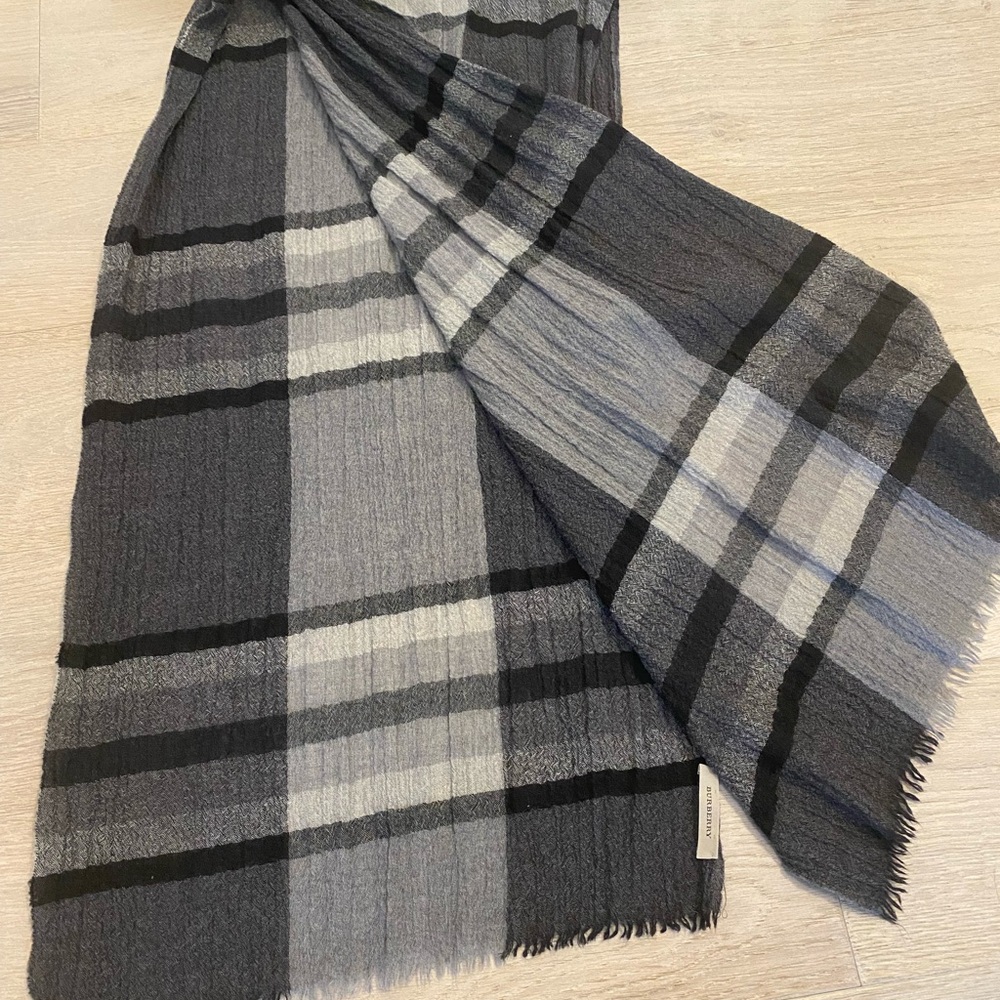 Burberry Authentic Wool Scarf Grey Lightweight Material Unisex Like New.